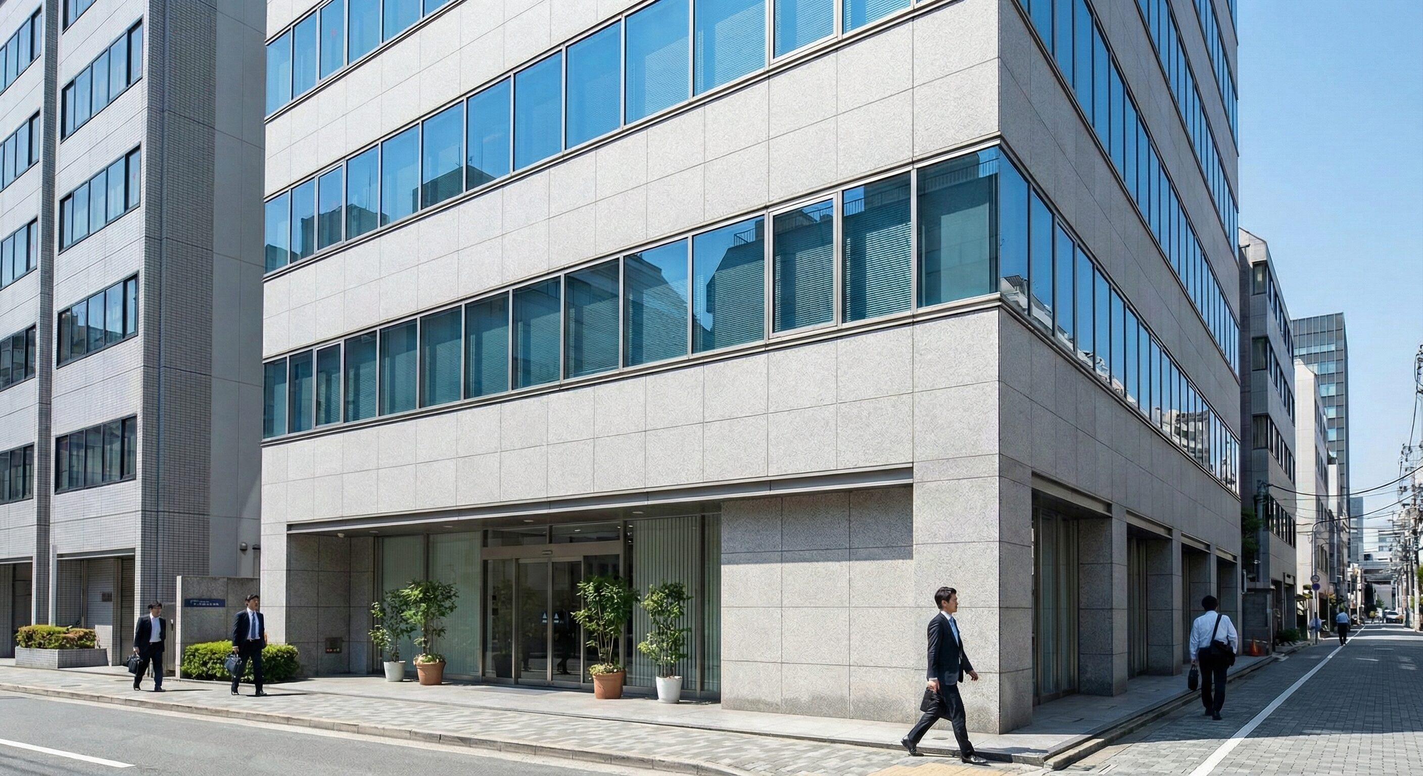 大阪市北区中崎西のオフィスビル外観写真。晴天の日中、整備されたビジネス街の中に建つ中規模オフィスビルの正面全景。清潔感と堅実さのある建物外観。